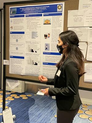 Kekti Joshi presenting her poster on "The impact of distance learning on physical and mental health among 4th graders during the COVID-19 pandemic"